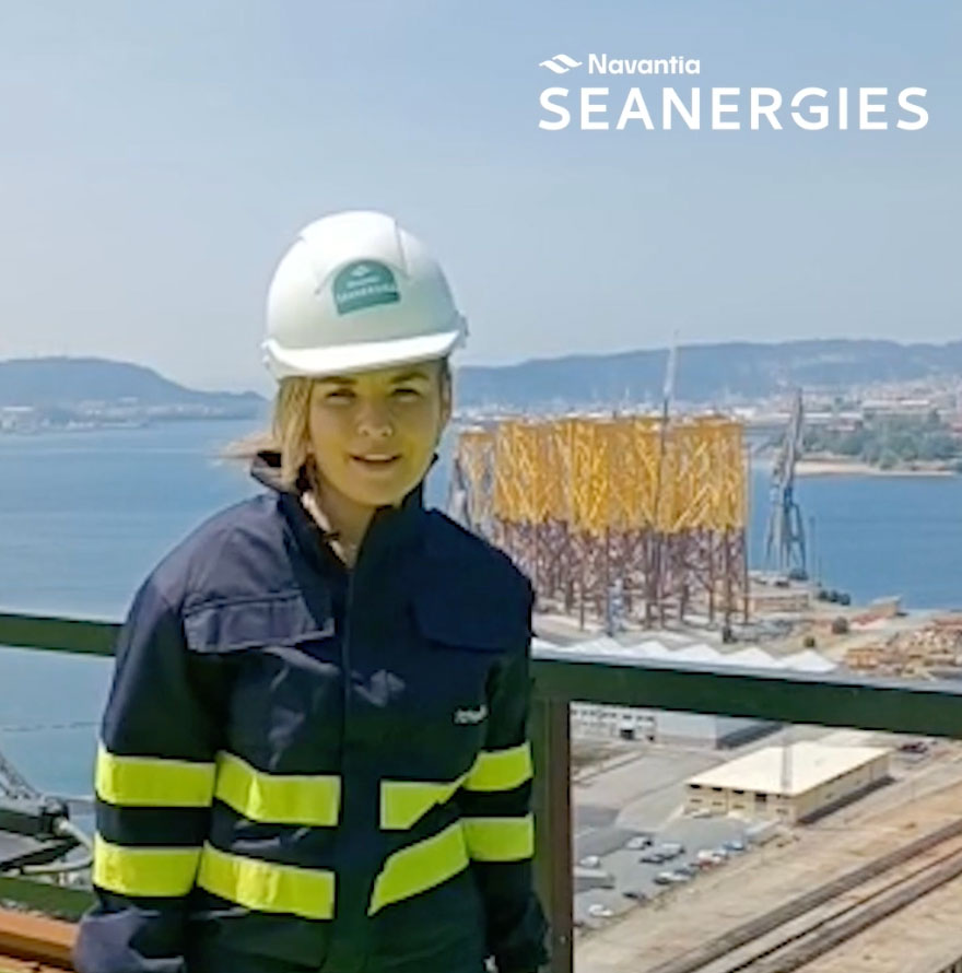 Mujer en puerto de fabricación. Yanai en Seanergies