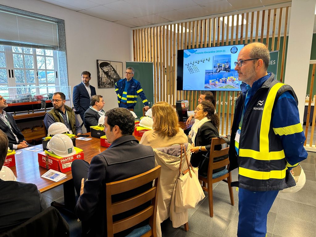 Una delegación del gobierno canario y de empresarios de las islas visitó este viernes las instalaciones de Navantia Seanergies en Fene para interesarse por sus capacidades en el desarrollo de estructuras para eólica marina. En Canarias se encuentra una de las Zonas de Alto Potencial para la Eólica Marina (ZAPER) según el Real Decreto por el que se regula la producción de energía eléctrica a partir de fuentes renovables ubicadas en el mar.